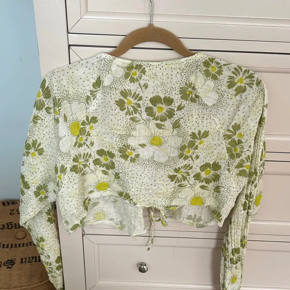 Like new Urban Outfitters Floral Green and White Women's Top - Picture 5 of 7